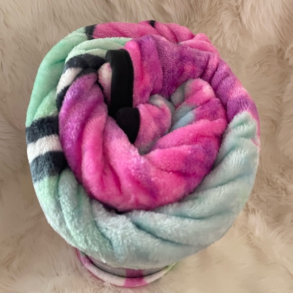 Buc-ees Plush Throw Blanket - Picture 3 of 5